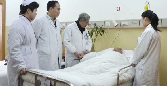 1.湖南省名中醫諶寧生教授（左三）、肝病中心主任孫克偉教授（左二）查房