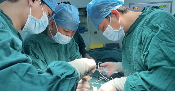 朱朝庚主任为93岁胆管结石患者做手术