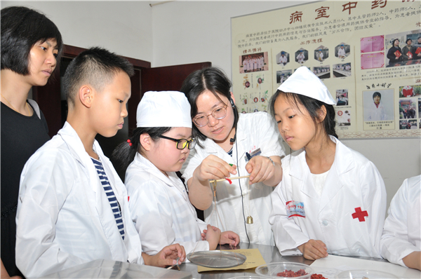 小中医在蔡文静的指导下学习使用戥秤的使用方法.jpg
