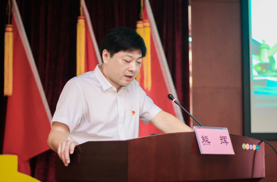 熊校长讲课.png
