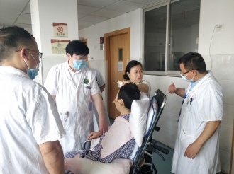 胡国恒教授在病房进行教学查房