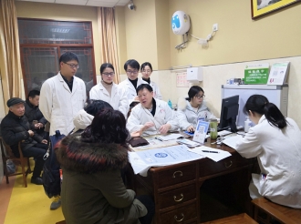 胡国恒教授在医院门诊坐诊及教学
