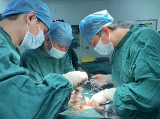 朱朝庚主任为93岁胆管结石患者做手术