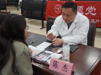 5月10日下午，我院与长沙市中雅培粹学校共同举办中医药健康服务公益活动1