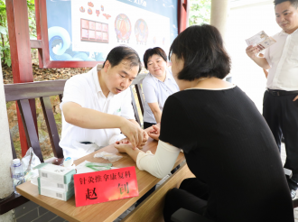 7月14日，我院在韶山举行“名中医团队下基层”惠民义诊活动3