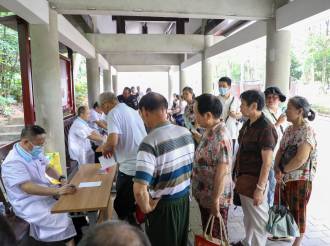 7月14日，我院在韶山举行“名中医团队下基层”惠民义诊活动1