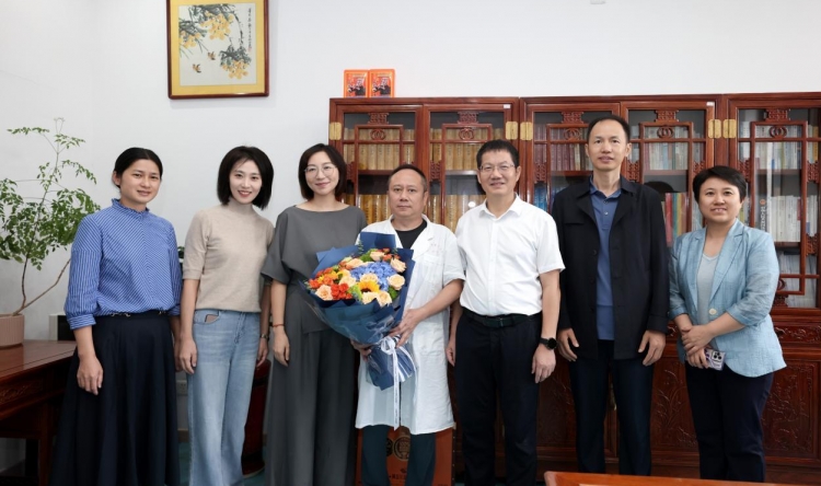 湖南中医药大学宣传统战部常务副部长万颖一行慰问我院党外代表人士