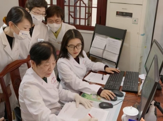 尤昭玲教授带学生查看病例