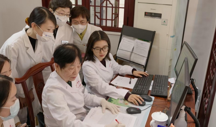 尤昭玲教授带学生查看病例